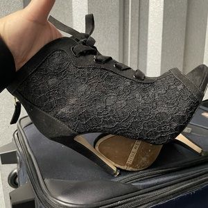 Nine West lace up booties !